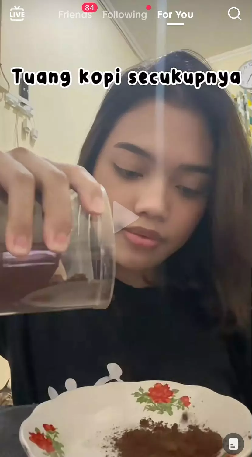 trik atasi rambut mengembang pakai 1 bahan minuman © 2023 brilio.net trik atasi rambut mengembang pakai 1 bahan minuman © 2023 brilio.net