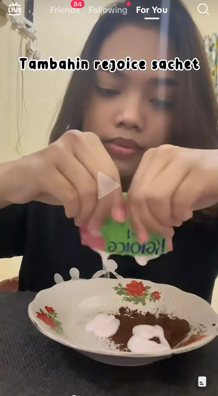 trik atasi rambut mengembang pakai 1 bahan minuman © 2023 brilio.net trik atasi rambut mengembang pakai 1 bahan minuman © 2023 brilio.net