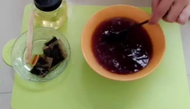 Cara menghitamkan uban sekaligus atasi rontok pakai 1 bahan minuman Berbagai sumber