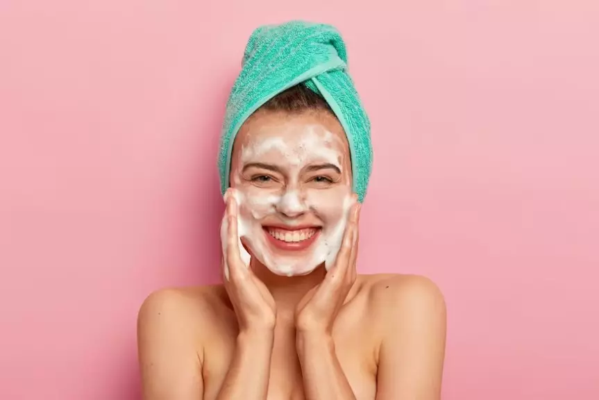 9 langkah penggunaan skincare untuk kulit kusam © freepik.com