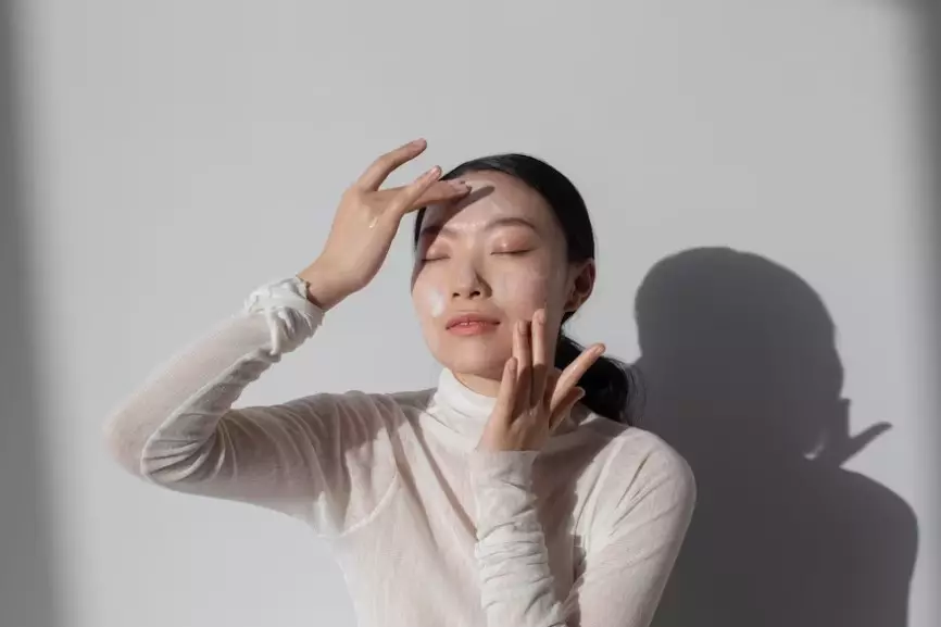 9 langkah penggunaan skincare untuk kulit kusam © freepik.com