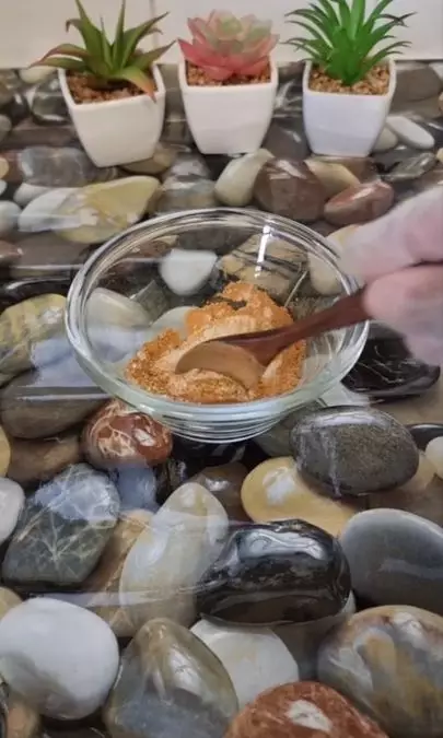 Cara mengatasi bintik hitam akibat pigmentasi pakai masker dari 3 bahan alami Berbagai sumber