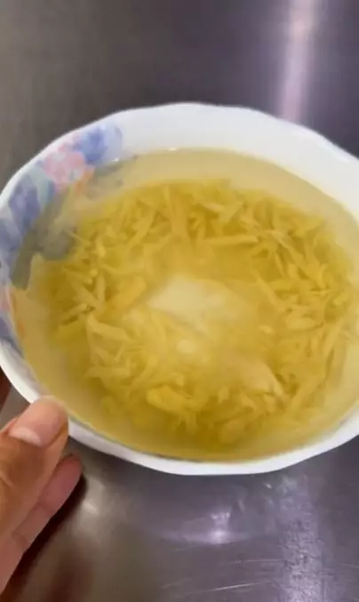 Cara mengatasi rontok akibat pewarnaan rambut pakai 1 jenis rempah Berbagai sumber