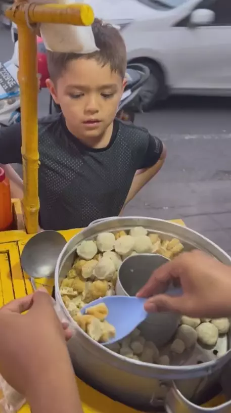 El Barack jajan kaki lima © berbagai sumber