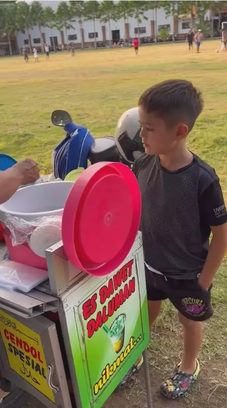 El Barack jajan kaki lima © berbagai sumber