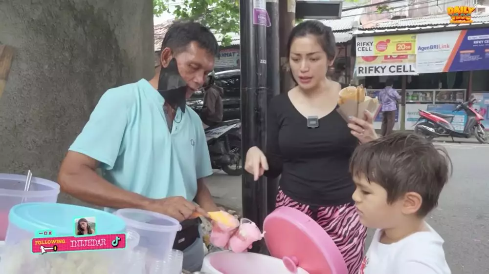 El Barack jajan kaki lima © berbagai sumber