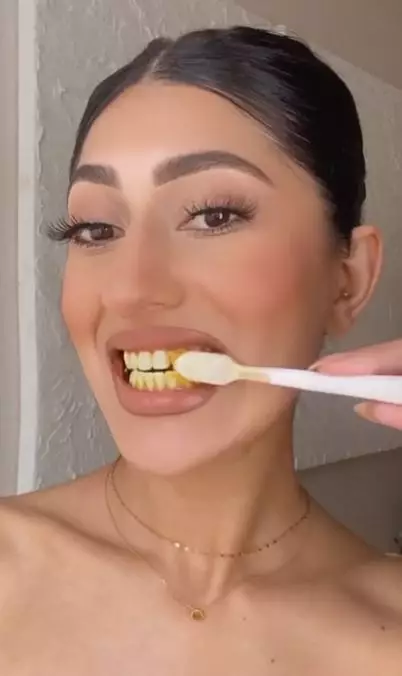 Trik memutihkan gigi kuning pakai ramuan dari 1 bahan pewarna alami Berbagai sumber Trik memutihkan gigi kuning pakai ramuan dari 1 bahan pewarna alami Berbagai sumber