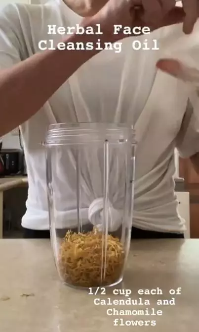 Trik membersihkan wajah pakai face oil dari 2 jenis bunga Berbagai sumber