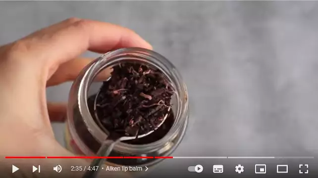 Trik atasi bibir kering akibat rokok berbagai sumber