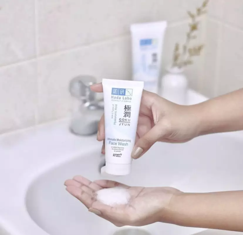 Rekomendasi facial wash atasi kulit kering © berbagai sumber