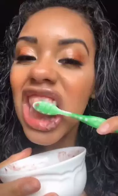 Trik memutihkan gigi kuning dan berkerak pakai 1 jenis buah Berbagai sumber