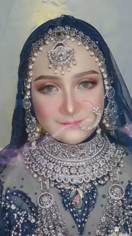 MUA 80-an tetap flawless © TikTok/@mua_zam