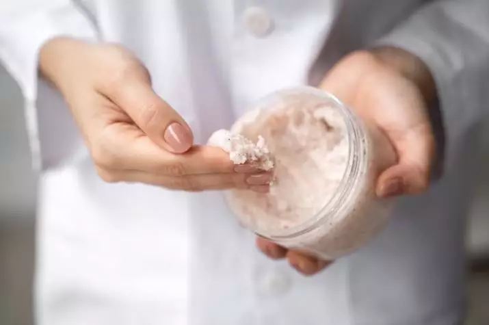 trik jaga kecantikan wajah awet muda Ruth Sahanaya berbagai sumber