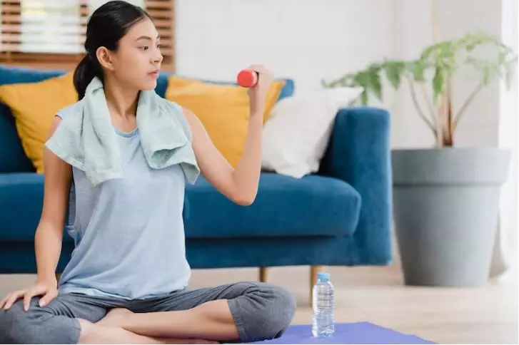 trik jaga kecantikan wajah awet muda Ruth Sahanaya berbagai sumber