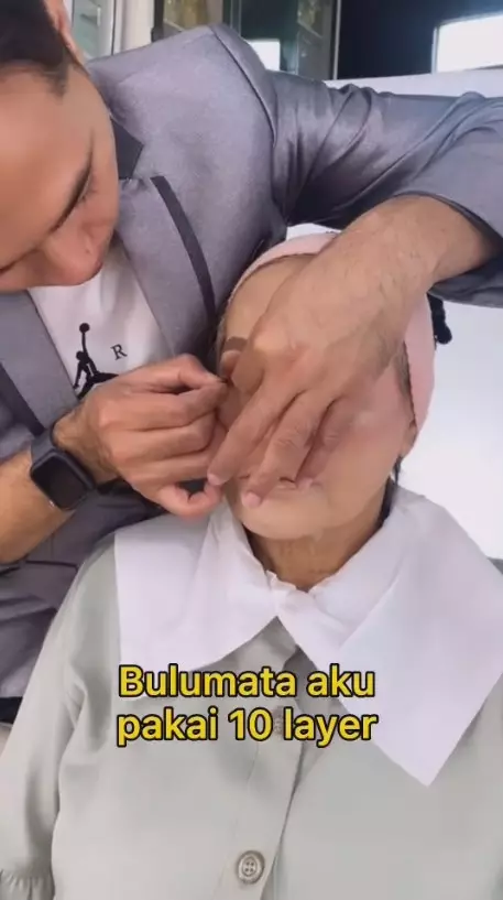 MUA rias nenek cemberut jadi lebih muda © 2023 brilio.net MUA rias nenek cemberut jadi lebih muda © 2023 brilio.net