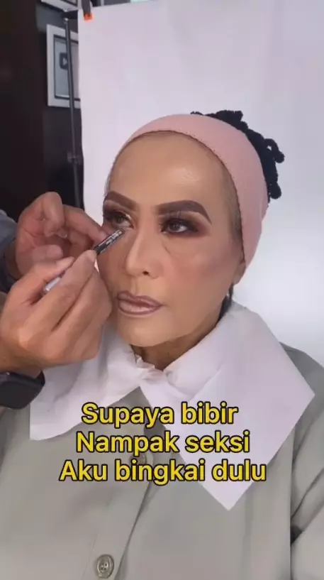 MUA rias nenek cemberut jadi lebih muda © 2023 brilio.net MUA rias nenek cemberut jadi lebih muda © 2023 brilio.net