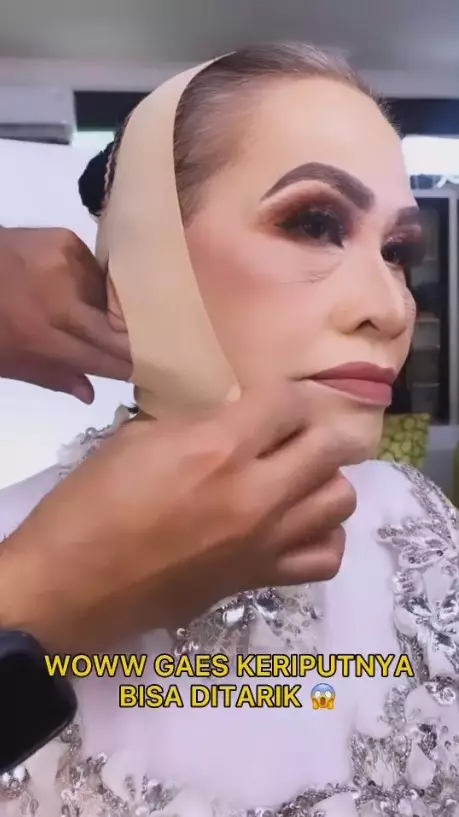 MUA rias nenek cemberut jadi lebih muda © 2023 brilio.net MUA rias nenek cemberut jadi lebih muda © 2023 brilio.net