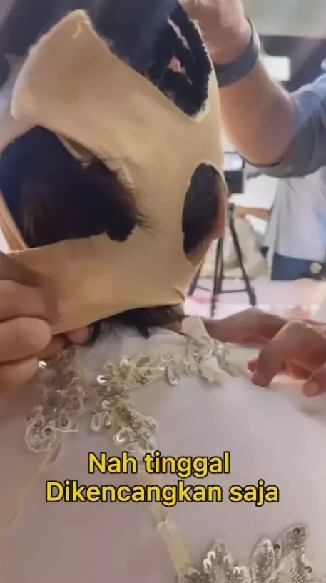 MUA rias nenek cemberut jadi lebih muda © 2023 brilio.net MUA rias nenek cemberut jadi lebih muda © 2023 brilio.net