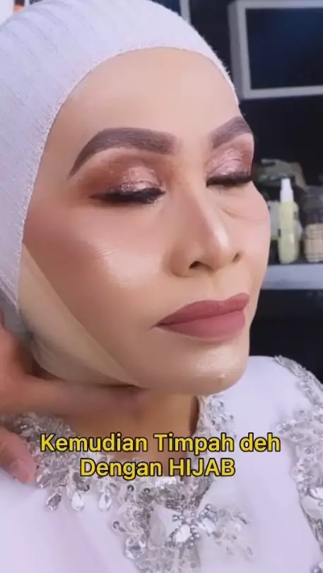 MUA rias nenek cemberut jadi lebih muda © 2023 brilio.net MUA rias nenek cemberut jadi lebih muda © 2023 brilio.net