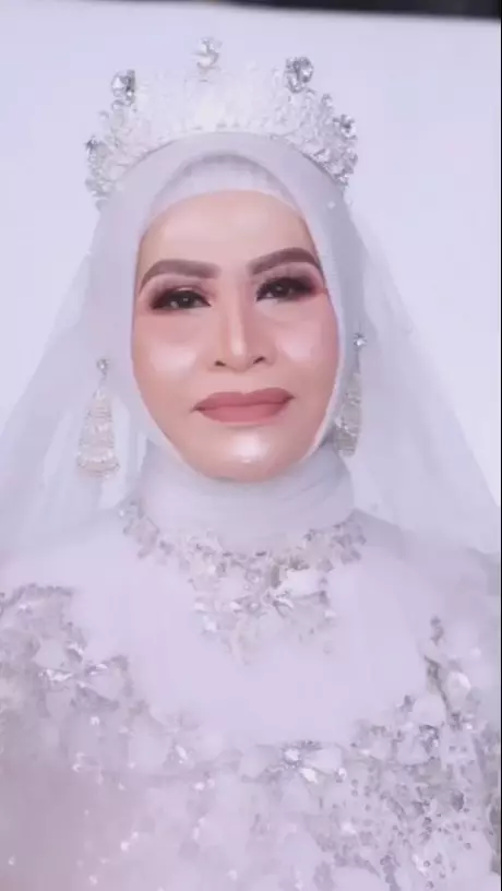 MUA rias nenek cemberut jadi lebih muda © 2023 brilio.net MUA rias nenek cemberut jadi lebih muda © 2023 brilio.net