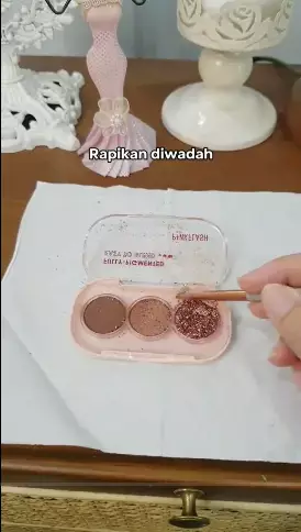 Trik perbaiki palet eyeshadow pecah berbagai sumber