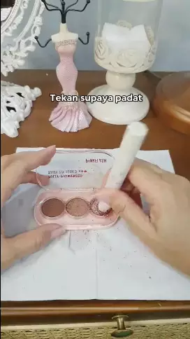 Trik perbaiki palet eyeshadow pecah berbagai sumber