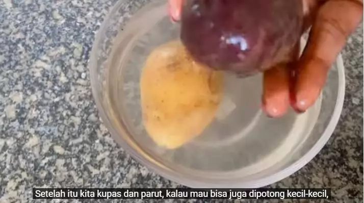 trik pudarkan flek hitam pakai kentang berbagai sumber