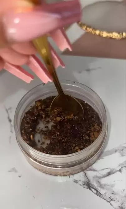 Eksfoliasi kulit kepala bebas ketombe pakai 2 jenis minyak Berbagai sumber Eksfoliasi kulit kepala bebas ketombe pakai 2 jenis minyak Berbagai sumber