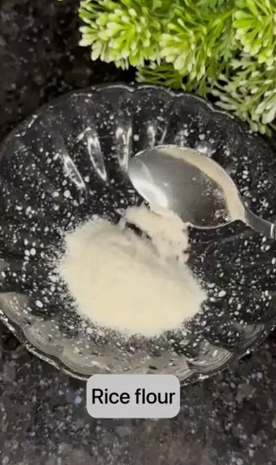 Atasi bintik hitam dan sel kulit mati pakai 1 bahan kue Berbagai sumber