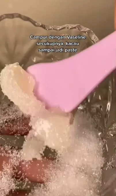 Atasi bibir mengelupas dan hitam pakai 1 produk pelembap Berbagai sumber Atasi bibir mengelupas dan hitam pakai 1 produk pelembap Berbagai sumber