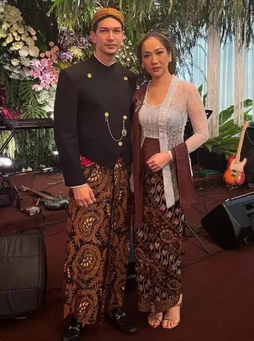 aktor blasteran pakai busana Jawa © berbagai sumber