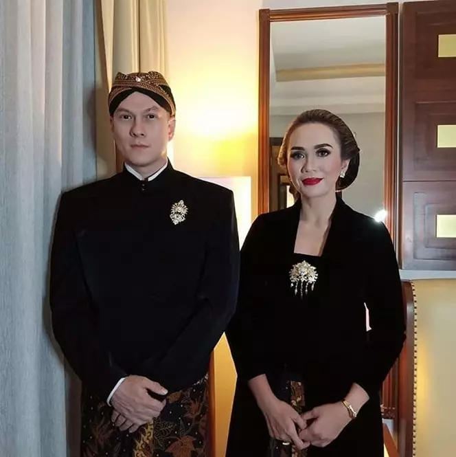 aktor blasteran pakai busana Jawa © berbagai sumber