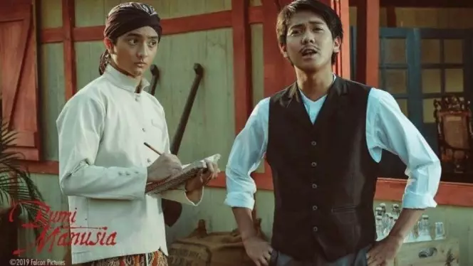 aktor blasteran pakai busana Jawa © berbagai sumber