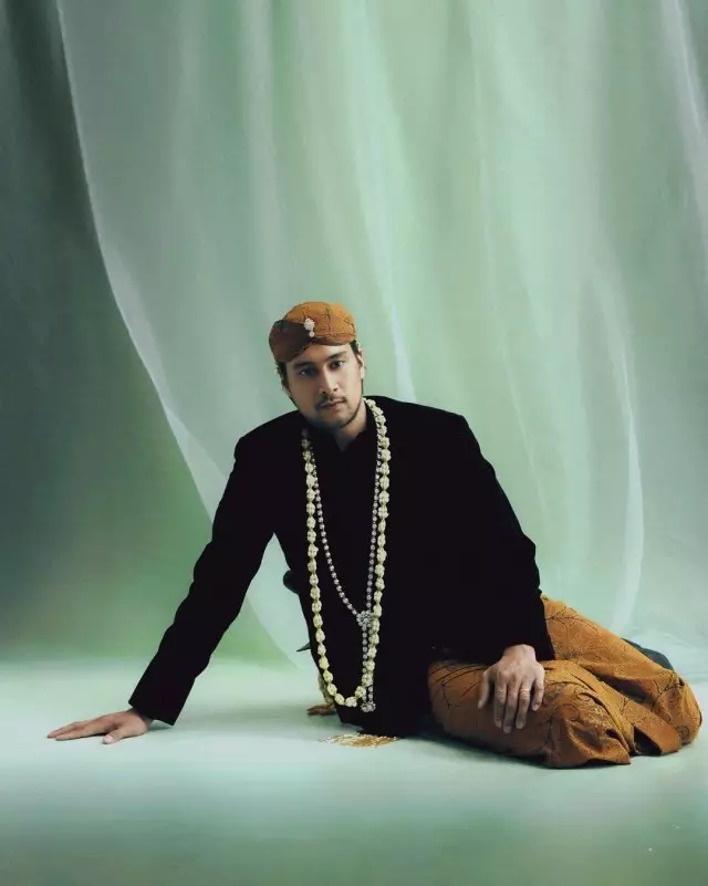 aktor blasteran pakai busana Jawa © berbagai sumber