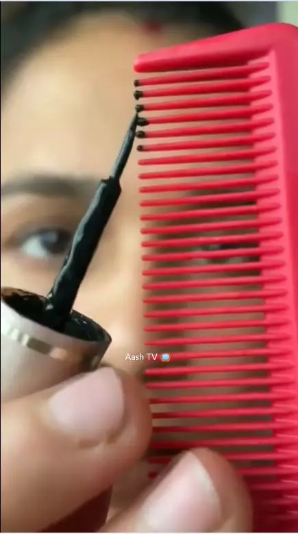 Aksi wanita tunjukkan fungsi lain dari sisir berbagai sumber Aksi wanita tunjukkan fungsi lain dari sisir berbagai sumber