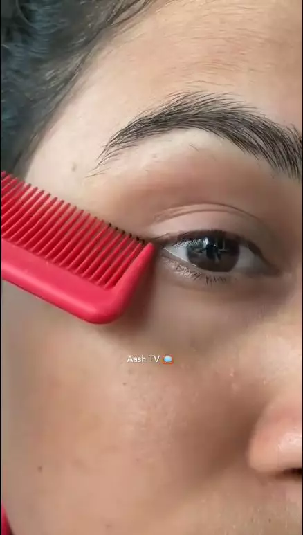 Aksi wanita tunjukkan fungsi lain dari sisir berbagai sumber Aksi wanita tunjukkan fungsi lain dari sisir berbagai sumber