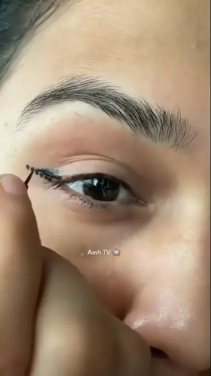 Aksi wanita tunjukkan fungsi lain dari sisir berbagai sumber Aksi wanita tunjukkan fungsi lain dari sisir berbagai sumber