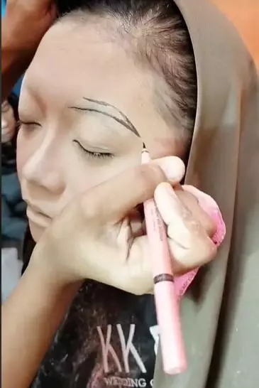 Pengantin minta hapus riasan untuk sholat, MUA ini makeup ulang © 2023 brilio.net