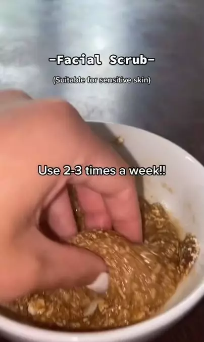 Scrub wajah untuk kulit sensitif pakai 2 bahan makanan Berbagai sumber