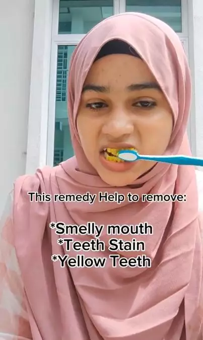 Hilangkan noda dan plak gigi pakai 1 minyak esensial Berbagai sumber Hilangkan noda dan plak gigi pakai 1 minyak esensial Berbagai sumber