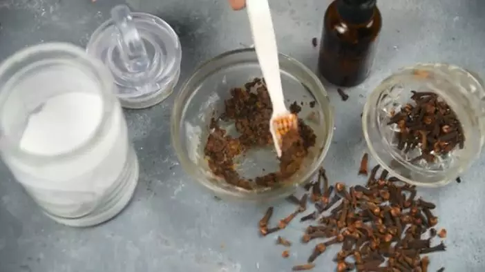 trik rontokkan plak hitam menempel di gigi berbagai sumber