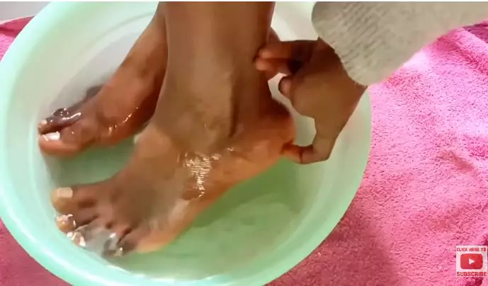 cara haluskan tumit kaki pecah-pecah berbagai sumber