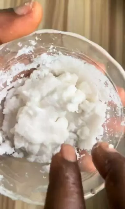 Atasi kaki hitam dan kasar pakai 1 jenis tepung Berbagai sumber