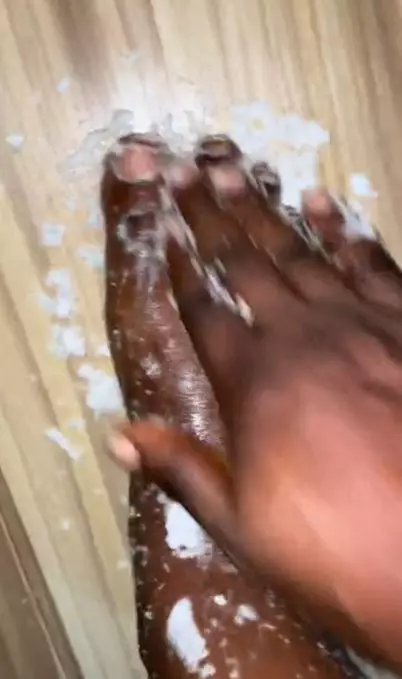 Atasi kaki hitam dan kasar pakai 1 jenis tepung Berbagai sumber