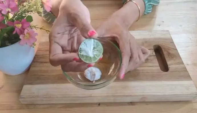 Cerahkan mata kaki hitam dan kapalan dengan 1 produk pembersih gigi Berbagai sumber Cerahkan mata kaki hitam dan kapalan dengan 1 produk pembersih gigi Berbagai sumber