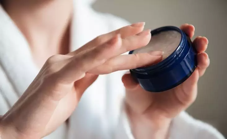 Bibir retak mengelupas dan hitam pakai 1 produk pelembap Berbagai sumber