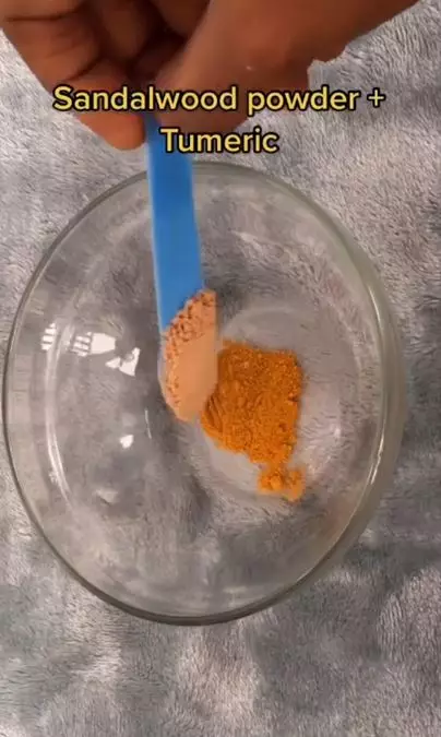 Masker antiflek kunyit dan bubuk cendana Berbagai sumber