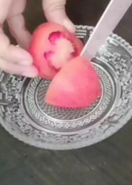 Kembalikan warna putih gigi dengan 1 jenis buah-buahan Berbagai sumber