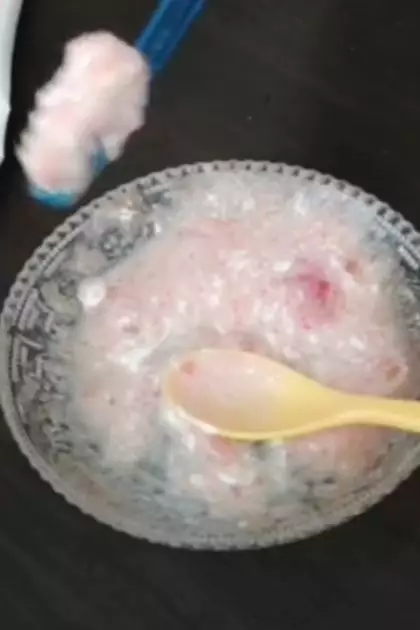 Kembalikan warna putih gigi dengan 1 jenis buah-buahan Berbagai sumber