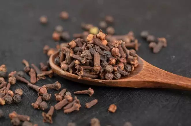 Bikin face mist antiaging dengan 1 jenis rempah Berbagai sumber